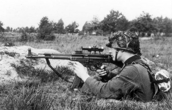 Bundesarchiv_Bild_146-1979-118-55,_Infanterist_mit_Sturmgewehr_44.jpg