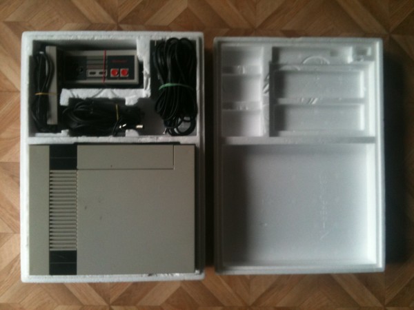 NES INHALT:<br />Konsole, Netzteil, TV-Anschluss, 2 Kontroller