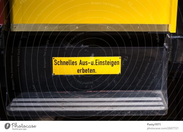 2607721-hinweisschild-an-einer-alten-strassenbahn-schnelles-aus-u-einsteigen-erbeten-punkt-photocase-stock-foto-gross.jpeg